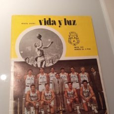 Coleccionismo deportivo: REVISTA AÑO 1974 CON PLANTILLA REAL MADRID BALONCESTO Y FÚTBOL BARÇA CRUIFF