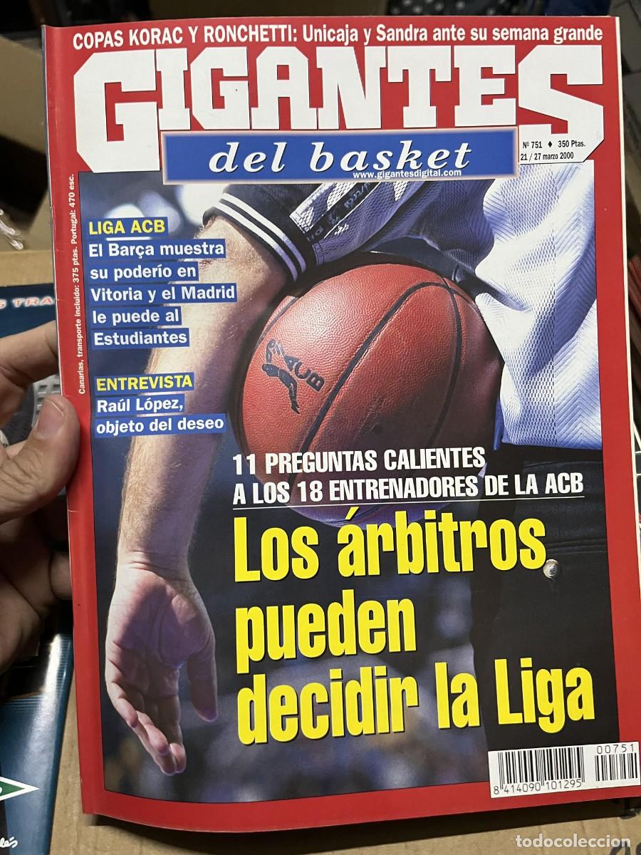 Coleccionismo deportivo: REVISTA GIGANTES DEL BASKET # 751 MARZO 2000 ARBITROS ACB POSTER COLECCION ACB