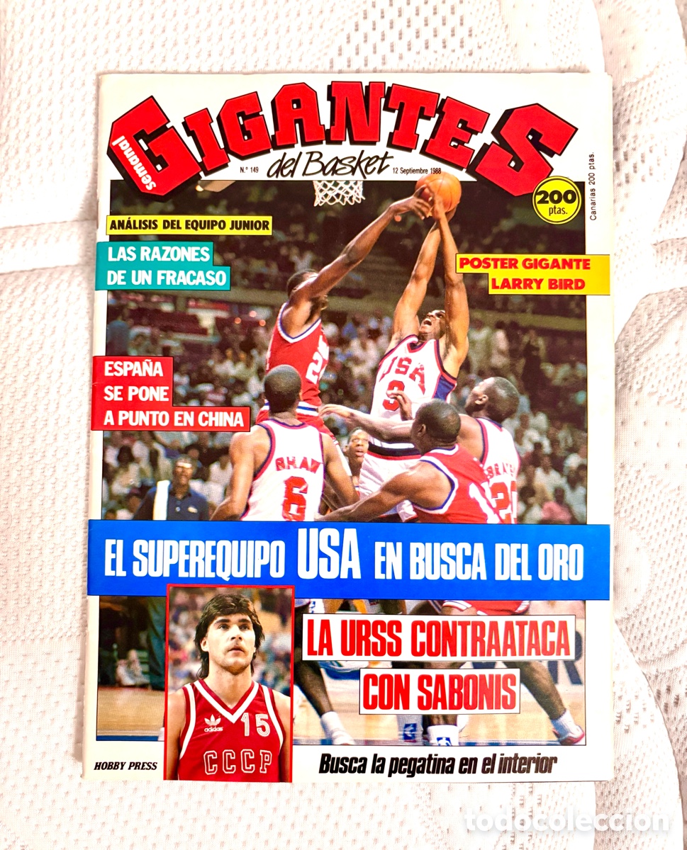 Coleccionismo deportivo: EXCEPCIONAL REVISTA 149 GIGANTES DEL BASKET (1988) Incluye S&uacute;per P&oacute;ster Larry Bird y PEGATINAS