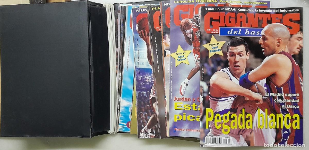 Coleccionismo deportivo: Lote de 33 revistas de baloncesto ''Gigantes del Basket'' (1997-1998) - con archivador