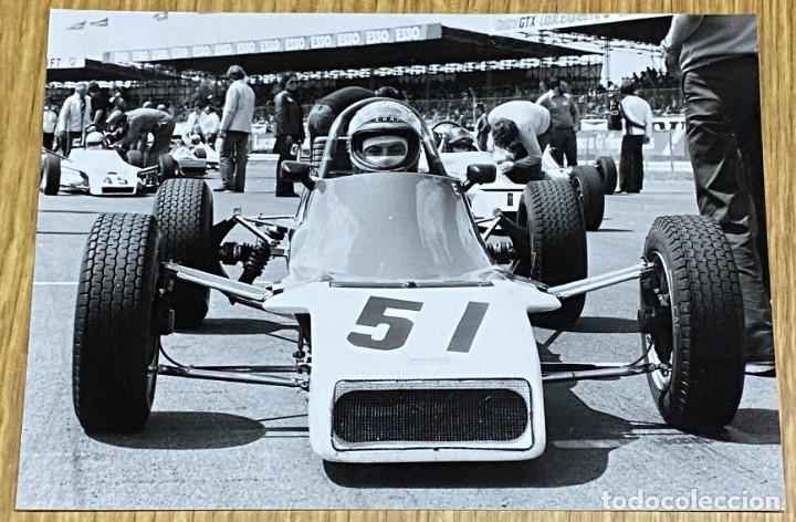 Coches: ANTIGUA FOTOGRAFIA DEL CORREDOR AUTOMOVILISTA ESPA&Ntilde;OL CARLOS ABELLA, 1984, MIDE 18 X 13 CMS.