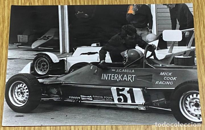 Voitures: ANTIGUA FOTOGRAFIA DEL CORREDOR AUTOMOVILISTA ESPA&Ntilde;OL CARLOS ABELLA, 1984, MIDE 18 X 13 CMS.