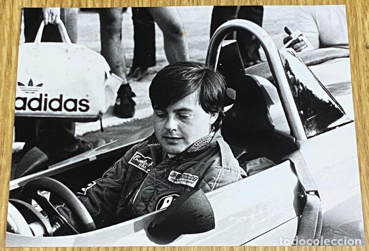 Voitures: ANTIGUA FOTOGRAFIA DEL CORREDOR AUTOMOVILISTA ESPA&Ntilde;OL CARLOS ABELLA, 1984, MIDE 18 X 13 CMS.