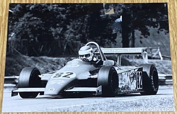 Voitures: ANTIGUA FOTOGRAFIA DEL CORREDOR AUTOMOVILISTA ESPA&Ntilde;OL CARLOS ABELLA, 1984, MIDE 18 X 13 CMS.