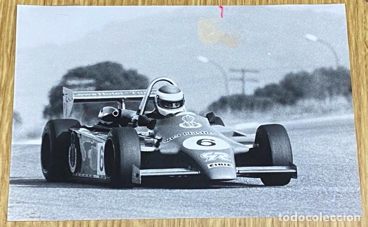 Voitures: ANTIGUA FOTOGRAFIA DEL CORREDOR AUTOMOVILISTA ESPA&Ntilde;OL CARLOS ABELLA, 1984, MIDE 18 X 13 CMS.