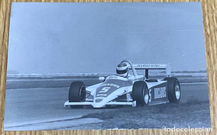 Voitures: ANTIGUA FOTOGRAFIA DEL CORREDOR AUTOMOVILISTA ESPA&Ntilde;OL CARLOS ABELLA, 1984, MIDE 15 X 10 CMS.