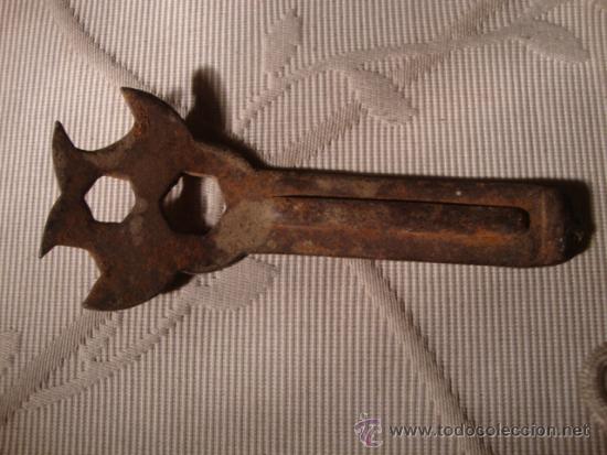 Coches y Motocicletas: ANTIGUA LLAVE DE BICICLETA, EN METAL.