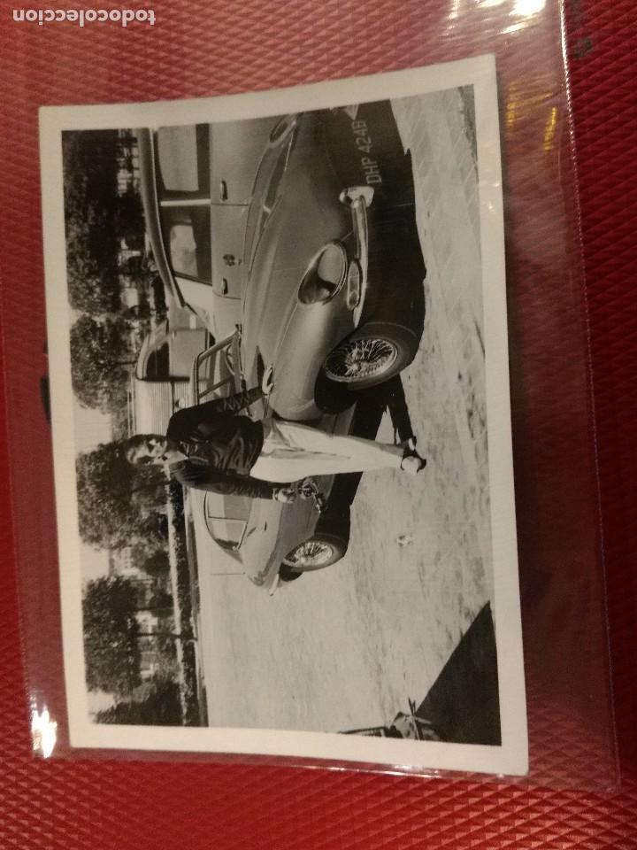 Coches y Motocicletas: Fotograf&iacute;a 10,50 x 7,50 cm hombre posando con un coche Jaguar E-Type&rdquo;