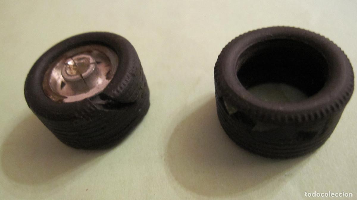 Scalextric: SCALEXTRIC : 2 NEUMATICOS UNO CON LLANTA 20X12 APROX DEFECTOS - Foto 2