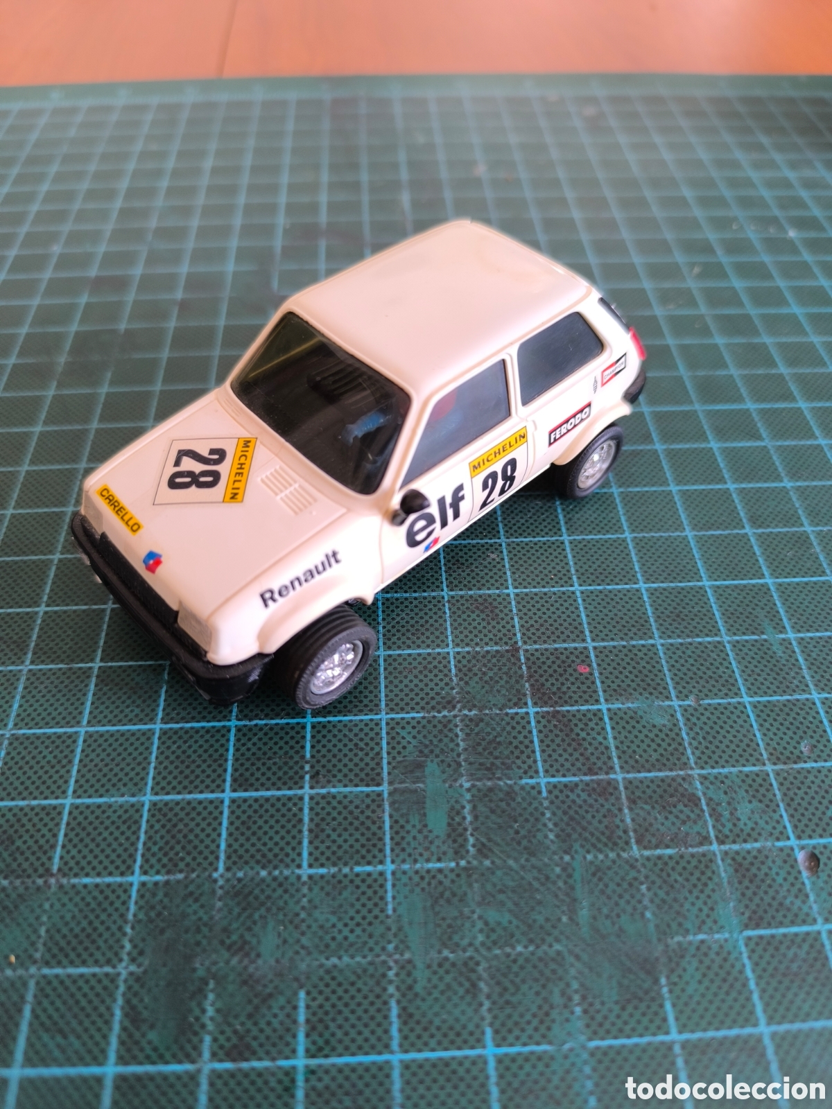 Scalextric: Renault 5 blanco cap&oacute; blanco Scalextric exin