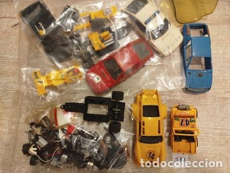Scalextric: SCALEXTRIC. Lote de coches, recambios, pistas y dos mandos, en muy diversa conservaci&oacute;n.
