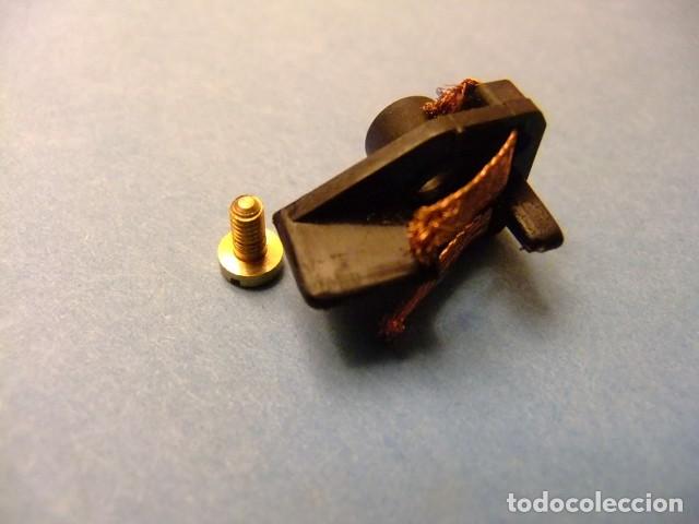 Scalextric: AC SCALEXTRIC JAGUAR E C 34 ACCESORIO GUIA CON TORNILLO - Foto 2