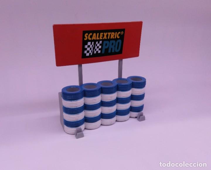 Scalextric: barrera neum&aacute;ticos scalextric - Foto 1