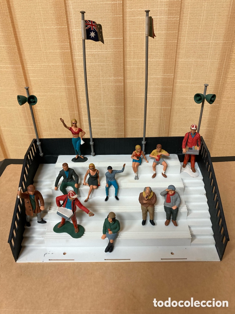 Scalextric: Tribuna con 12 figuras Scalextric - Foto 1