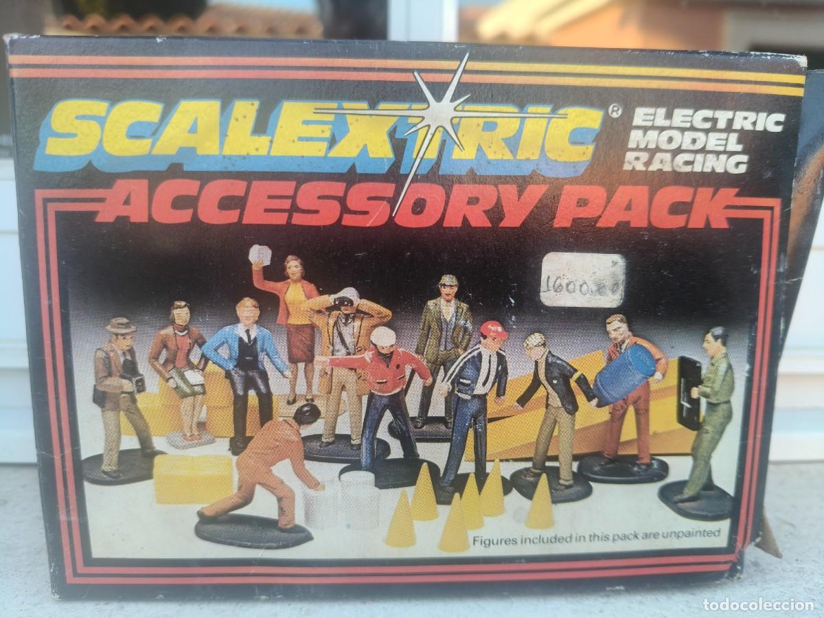 Scalextric: SCALEXTRIC PACK ACCESSORIOS Y 12 FIGURAS C706 SIN PINTAR - Foto 1