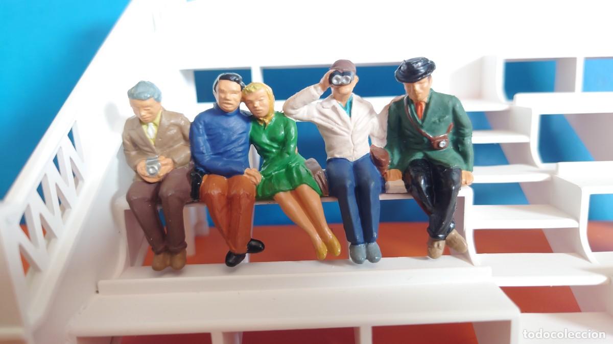 Scalextric: FIGURAS PISTA SCaLEXTRiC