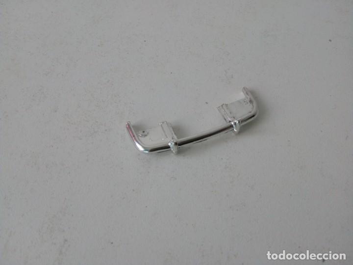 Scalextric: ORIGINAL (pl&aacute;stico) parachoques trasero, Scalextric C84 - Triumph TR4A - Foto 1