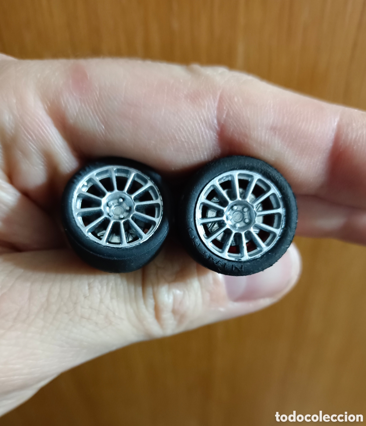 Scalextric: Pareja ejes ninco con llantas multiradio tipo scalextric - Foto 2