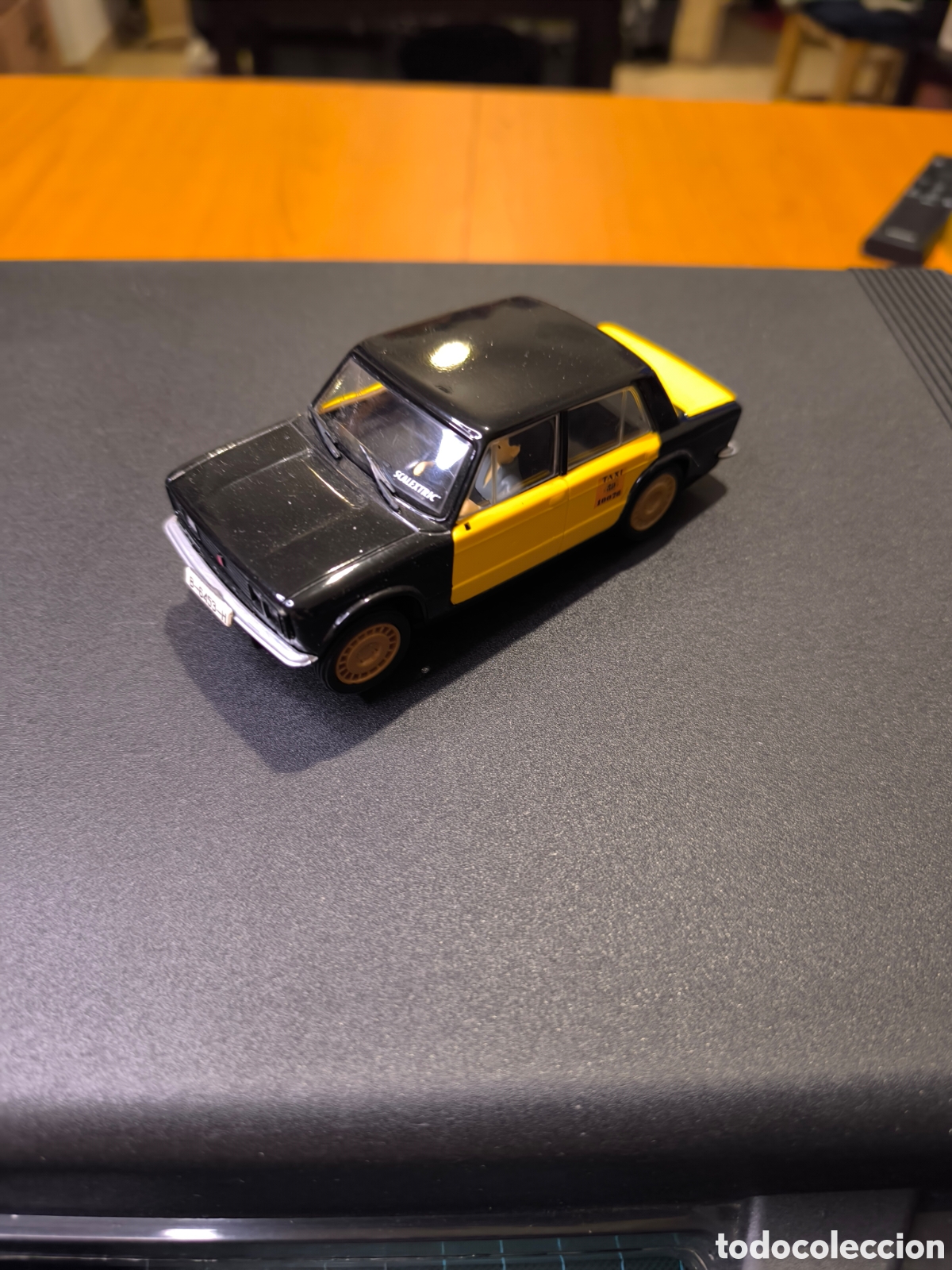 Scalextric: Lote malet&iacute;n y Seat 1430 taxi Barcelona tecnitoys altaya