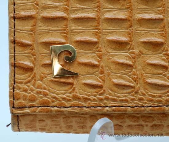 Segunda mano: Cartera Pierre Card&iacute;n en piel estampada simil cocodrilo - Foto 2