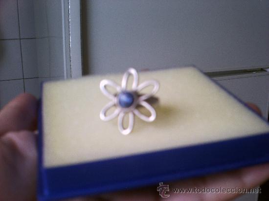 Segunda Mano: PRECIOSO ANILLO DE PLATA FORMA MARGARITA CON PIEDRA LAPIZLAZUL.
