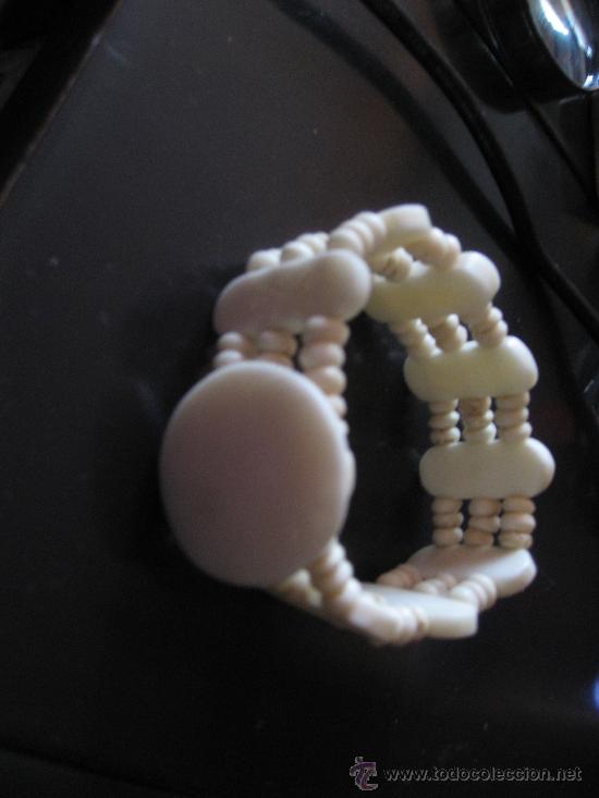 Segunda mano: Pulsera en hueso. Adaptable gomas. A&ntilde;o 1993 - Foto 1