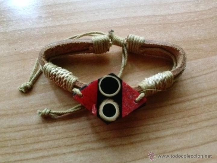 Segunda mano: Pulsera en cuero con hueso. Adaptable. A&ntilde;o 1995 - Foto 1