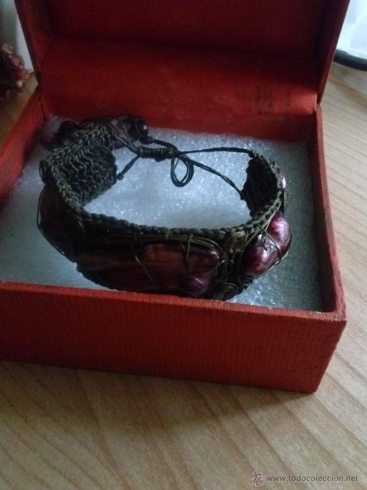 Segunda mano: Pulsera en cuero con conchas n&aacute;car. - Foto 1