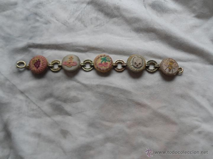 Segunda Mano: curiosa pulsera vintage ,uva, cereza, calavera y abeja