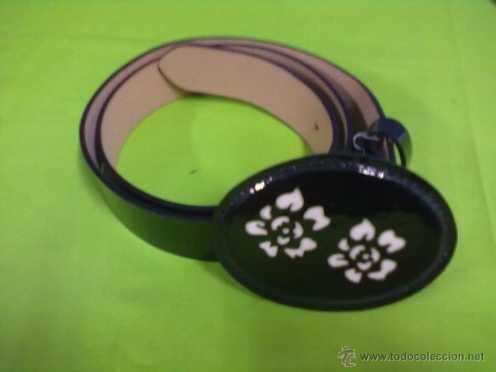 Segunda mano: CINTO CUERO NEGRO ACHAROLADO - Foto 1