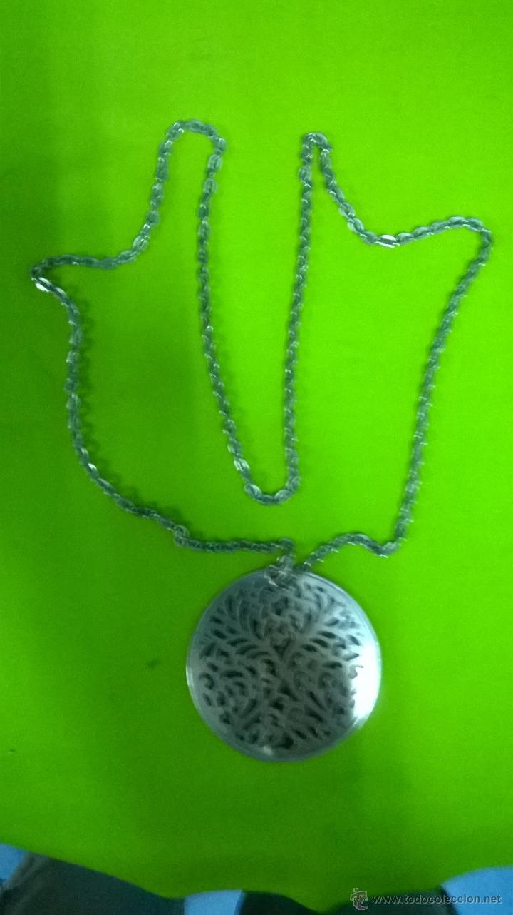Segunda mano: MEDALLON METAL PLATEADO. - Foto 1