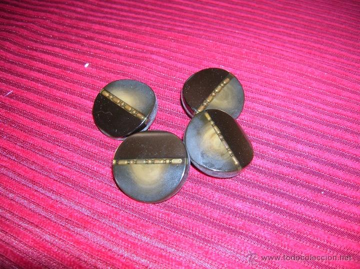 Segunda mano: Cuatro elegantes botones marrones, de peleteria - Foto 1