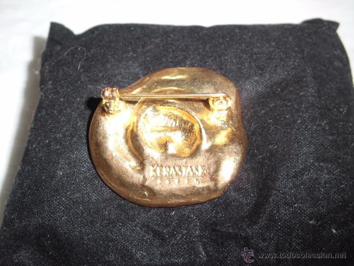Segunda mano: BROCHE DE METAL DORADO KERASTASE PARIS - Foto 2
