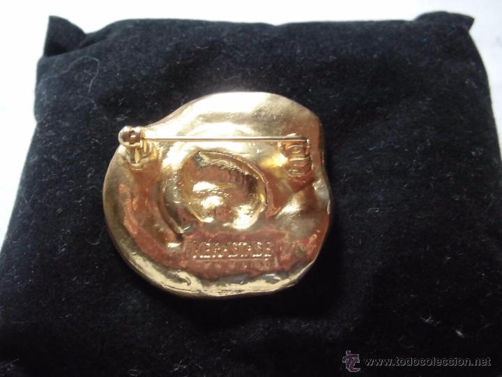 Segunda mano: BROCHE DE METAL DORADO KERASTASE PARIS - Foto 3
