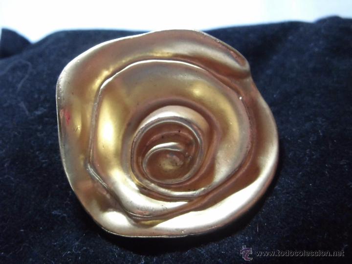 Segunda mano: BROCHE DE METAL DORADO KERASTASE PARIS - Foto 4
