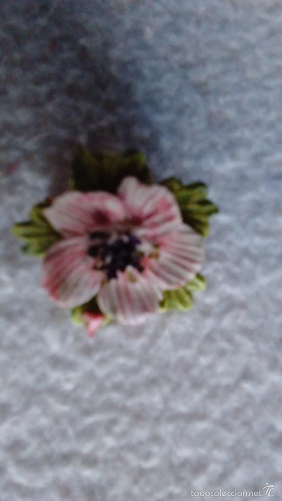 Segunda mano: Broche de cer&aacute;mica de flor - Foto 1