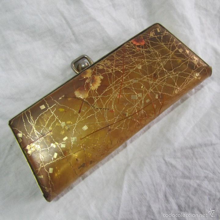 Segunda mano: Peque&ntilde;o bolso de pl&aacute;stico y metal - Foto 1