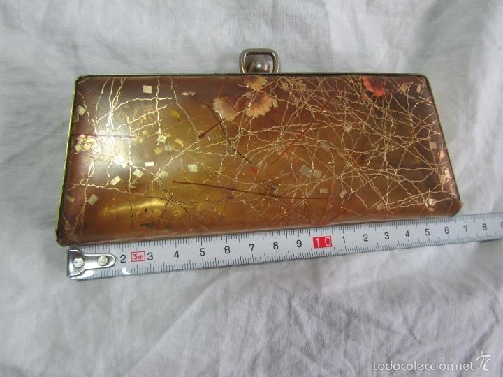 Segunda mano: Peque&ntilde;o bolso de pl&aacute;stico y metal - Foto 2