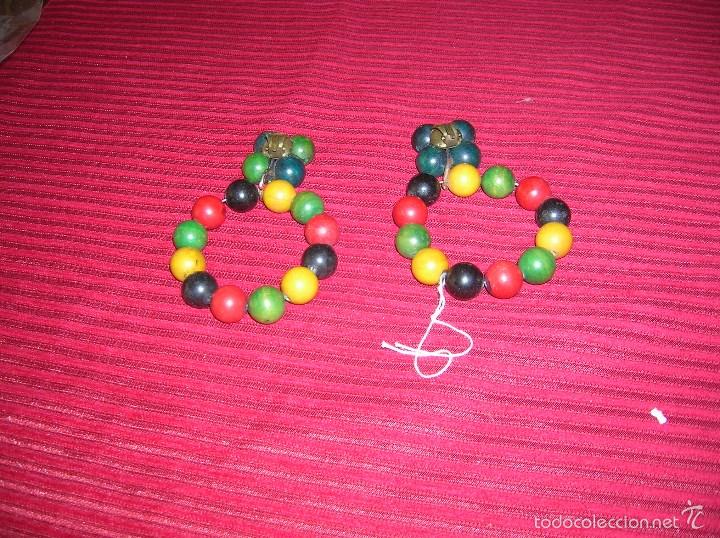 Segunda mano: Super originales pendientes con bolas de madera. - Foto 2