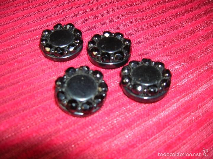 Segunda mano: Cuatro elegantes botones negros - Foto 1