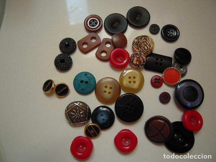 Segunda mano: Lote 36 botones variados - Foto 1