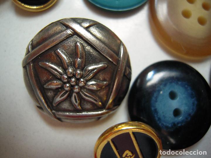 Segunda mano: Lote 36 botones variados - Foto 2