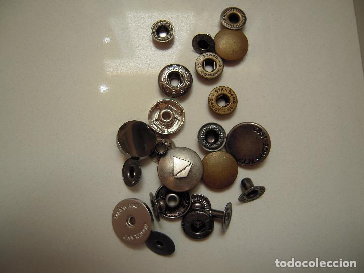 Segunda mano: Conjunto piezas botones met&aacute;licos - Foto 1