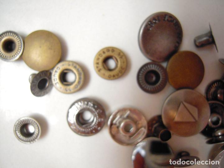 Segunda mano: Conjunto piezas botones met&aacute;licos - Foto 3