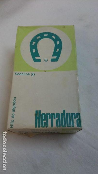 Segunda mano: CAJA DE BOBINAS DE HILO DE ALGODON HERRADURA - Foto 2
