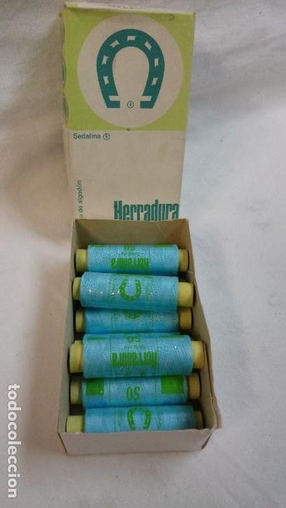Segunda mano: CAJA DE BOBINAS DE HILO DE ALGODON HERRADURA - Foto 1