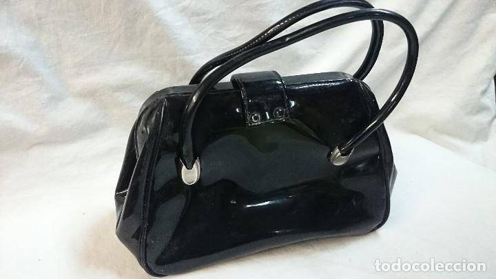 Segunda mano: BOLSO VINTAGE DE CHAROL - Foto 2