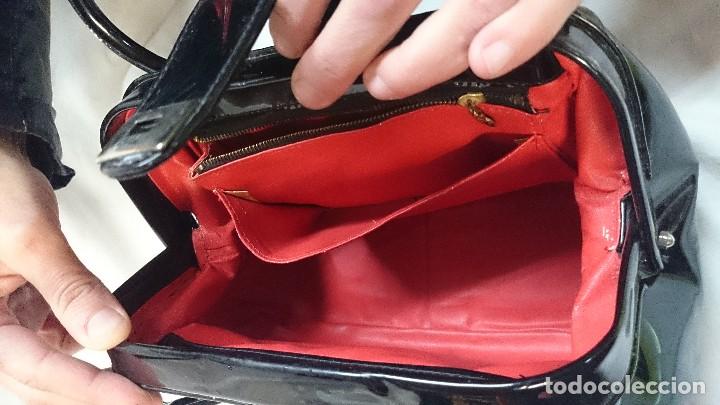 Segunda mano: BOLSO VINTAGE DE CHAROL - Foto 3