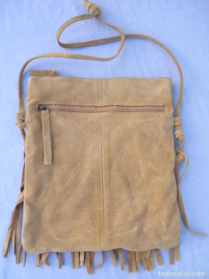 Segunda mano: Bolso de ante con flecos, de 29 x 26 - Foto 2