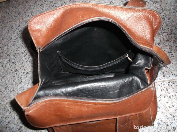 Segunda mano: BOLSO DE SE&Ntilde;ORA DE CUERO MARRON. - Foto 2